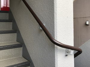 マンション通路階段の手すり取付例