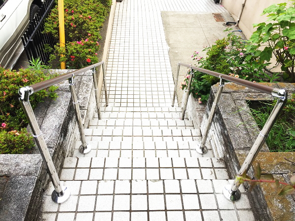 デイサービス玄関の手すり施工事例02(横浜市青葉区)