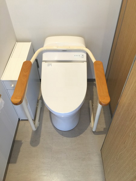 トイレ手すりの取付工事1