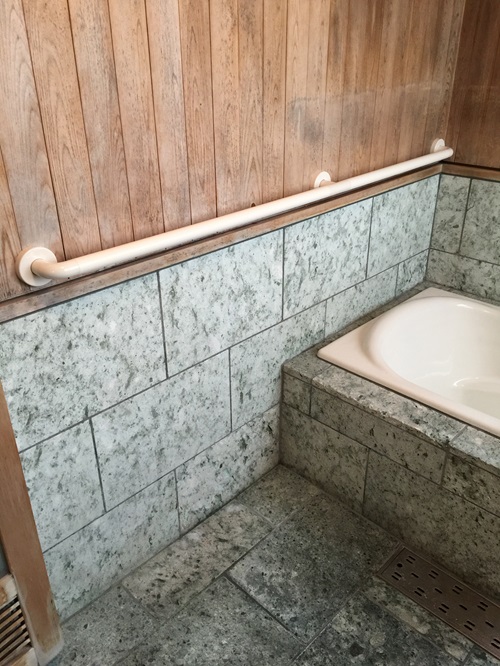 浴室のTOTO長いよこ手すり(施工例21)