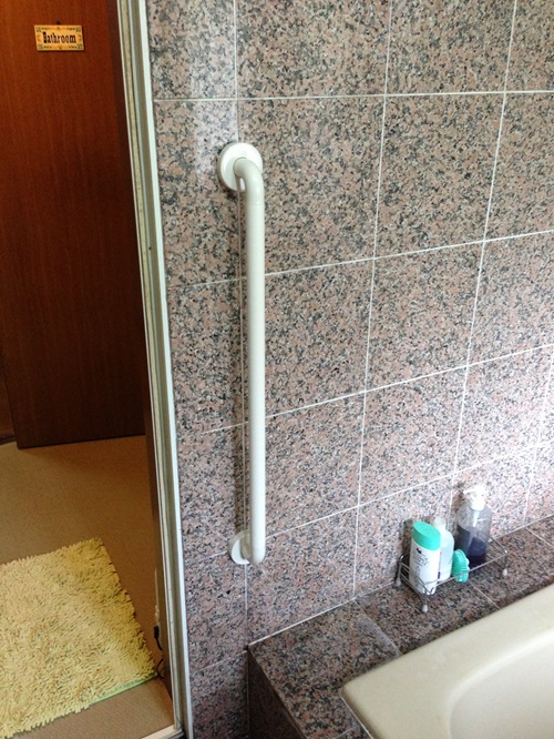 浴室のTOTO縦手すり(施工例35)