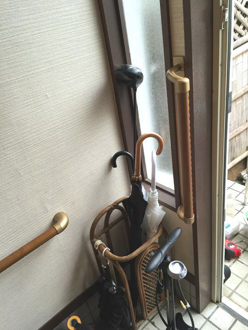 玄関のオフセット手すり(施工例14)