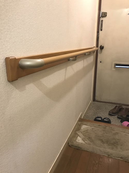 玄関よこ手すり補強板80mm(施工例9)