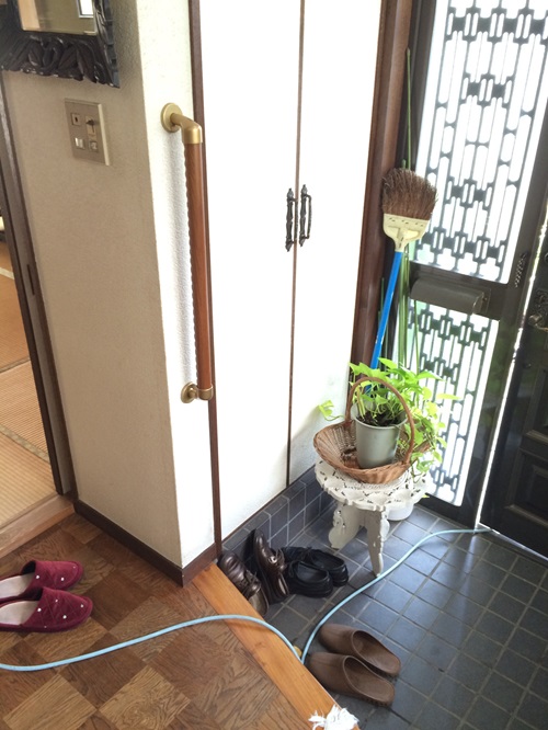 玄関手すりたて型(施工例12)