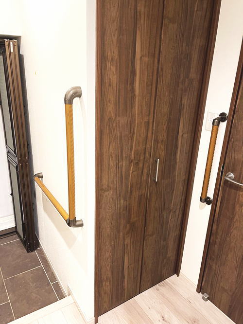 玄関のTOTO木製手すりL型と縦型(施工例15)