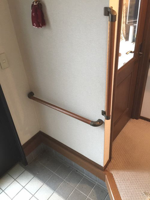 玄関のTOTOよこ手すりと出隅手すり(施工例18)