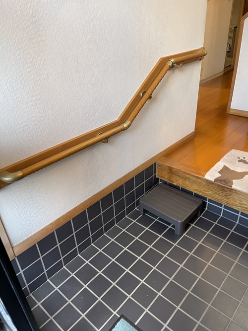 玄関のTOTO木製手すり補強板使用(施工例2)