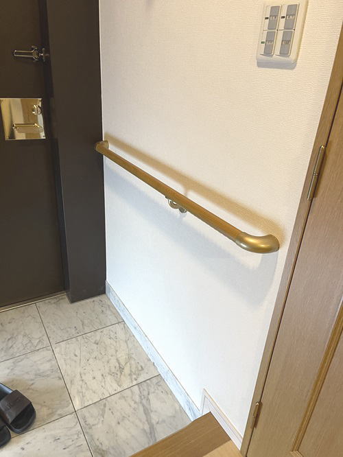 玄関のTOTO横手すり(施工例26)