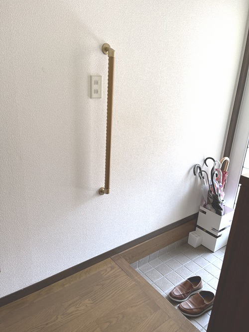 玄関のTOTO縦手すり(施工例17)