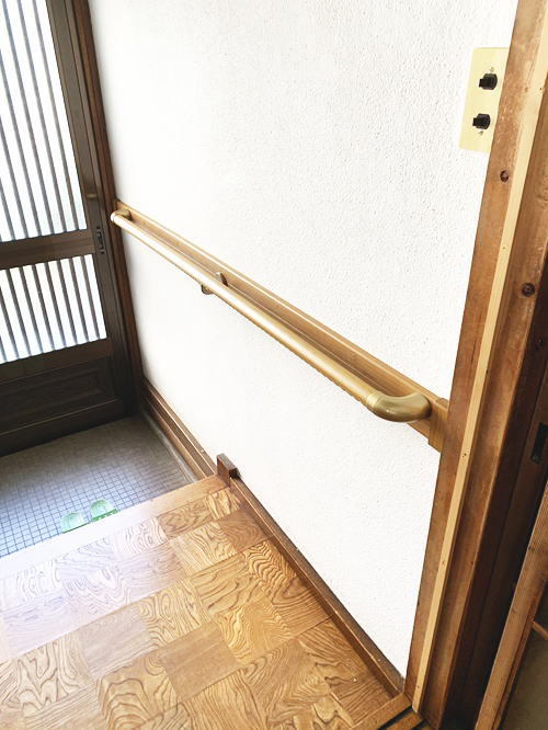 玄関のよこ手すり補強板あり(施工例22)