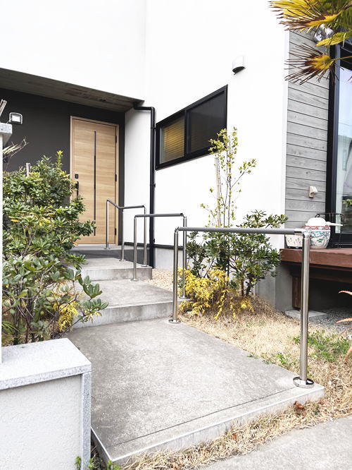 屋外のTOTO製階段手摺(施工例22)
