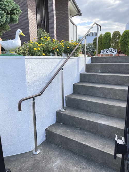 TOTO屋外手すり、支柱を立てた階段手摺水平あり