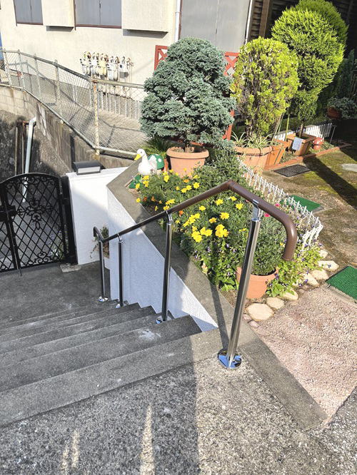 TOTO屋外手すり、支柱を立てた階段手摺水平あり