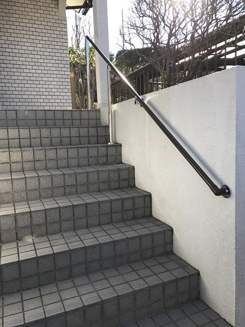 TOTO屋外手すり、壁固定と支柱を立てた階段手摺