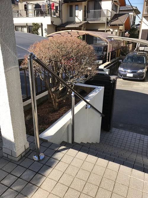 TOTO屋外手すり、壁固定と支柱を立てた階段手摺