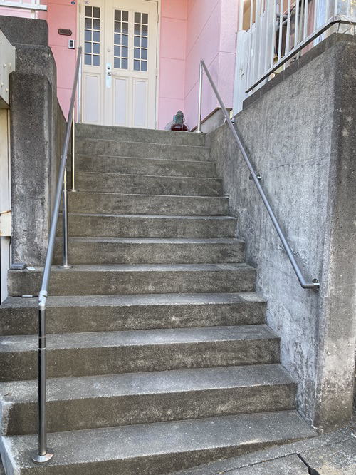 TOTO屋外手すり、壁固定と支柱を立てた階段手摺