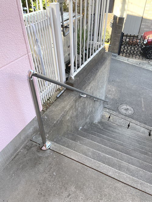 TOTO屋外手すり、壁固定と支柱を立てた階段手摺