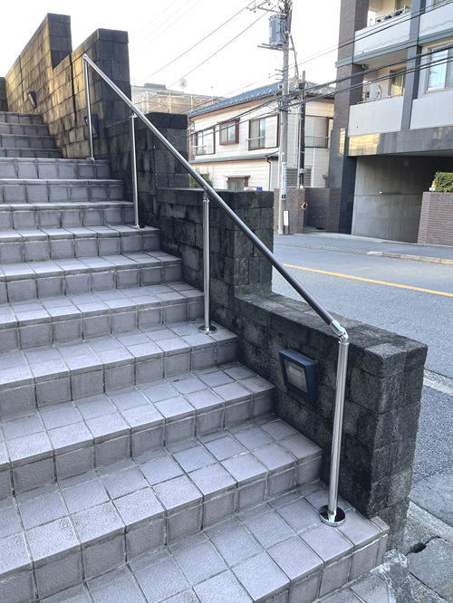 TOTO屋外手すり、支柱を立てた階段手摺