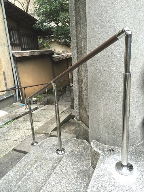 TOTO屋外手すり、支柱を立てた階段手摺