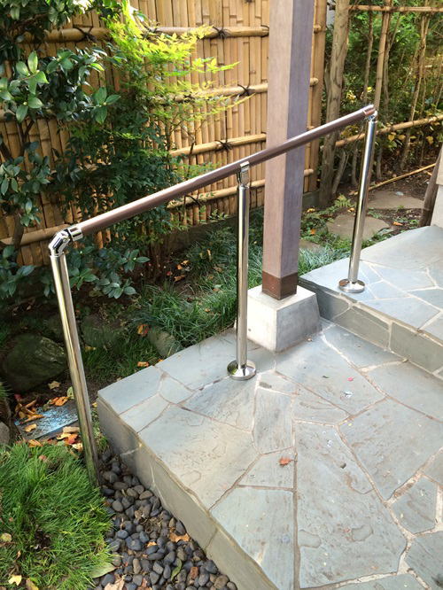 TOTO屋外手すり、支柱を立てた玄関手摺