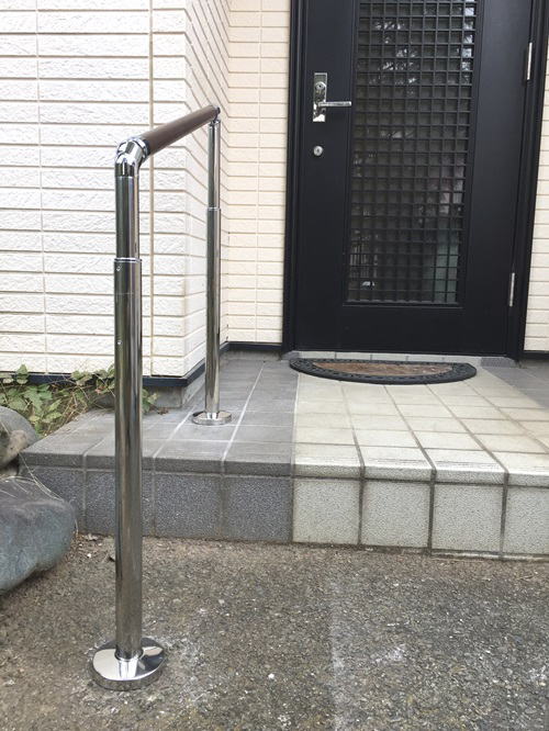 TOTO屋外手すり、支柱を立てた玄関手摺