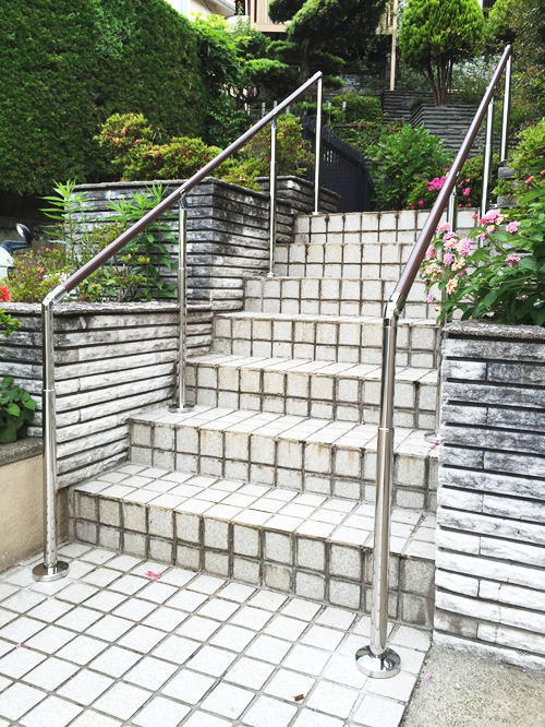 TOTO屋外階段の手摺ステンレス支柱(施工例7)