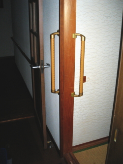 廊下のTOTO柱に固定した手すり(施工例24)
