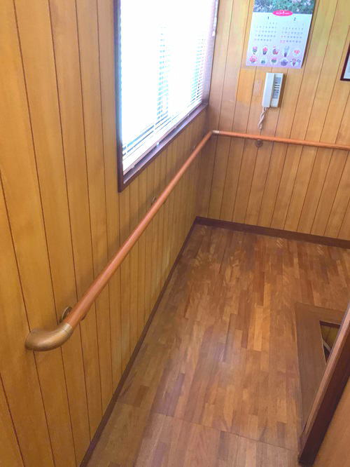 入隅廊下長い横手すり木製(施工例17)