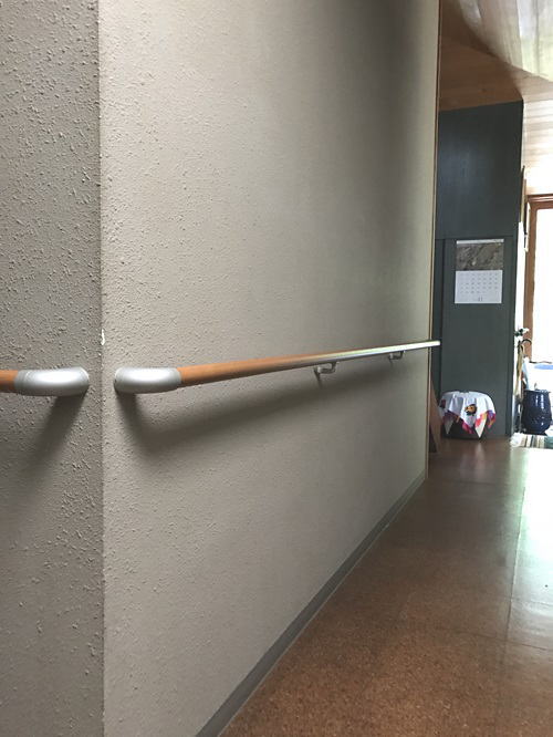 廊下長いよこ手すりTOTO製(施工例15)