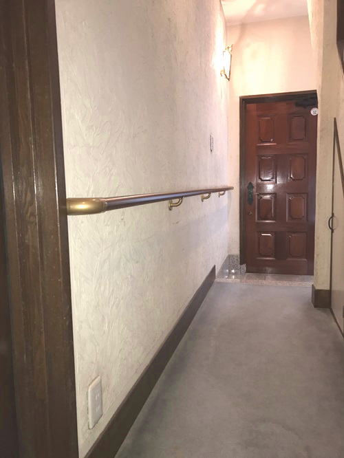 廊下の長い横手すり(施工例16)