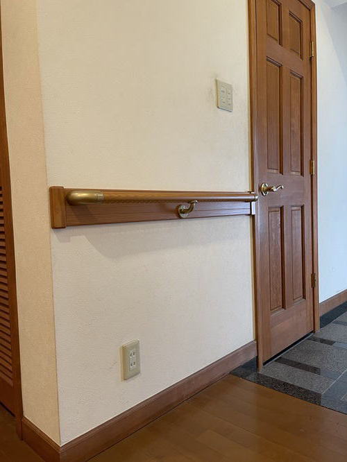 廊下のTOTO横手すり(施工例3)