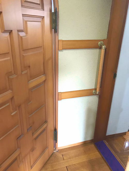 廊下ドア枠付近の手すり(施工例34)