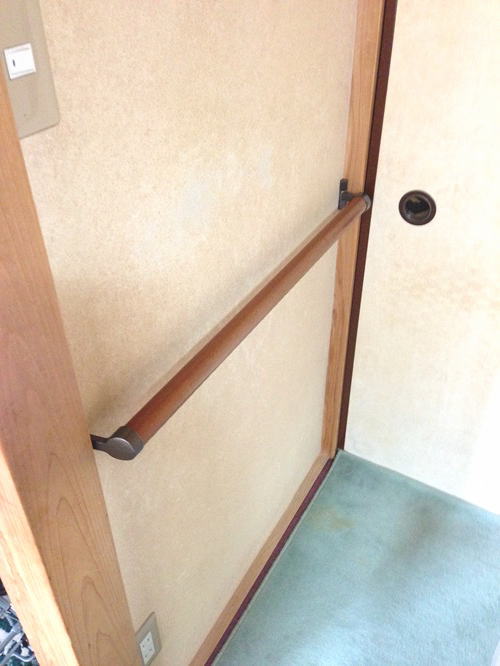 廊下のTOTOドア枠手すり(施工例57)