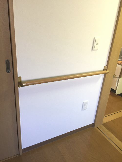 廊下出入り口の縦手すり(施工例58)