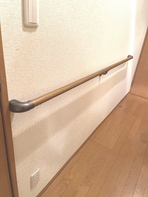 廊下のTOTO横手すり(施工例7)