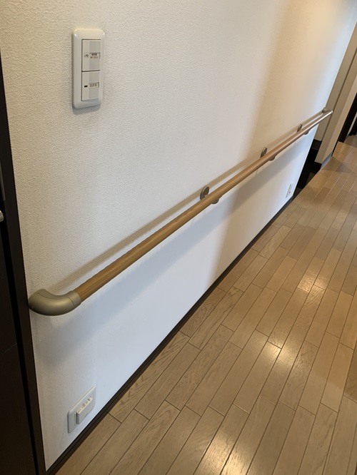廊下のTOTO横手すり(施工例9)