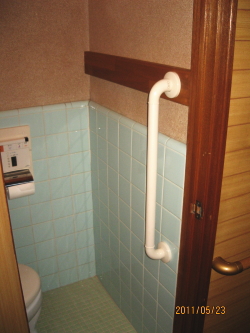 タイル壁のトイレ手すり型(施工例8)