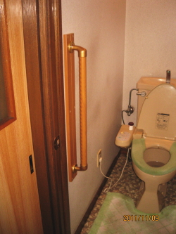 TOTOトイレのドア脇手すり(施工例3)
