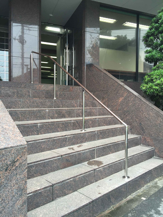 ビル階段手すりの取付工事1